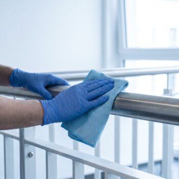 Geländer-Reinigung bei der Treppenhausreinigung in Düsseldorf