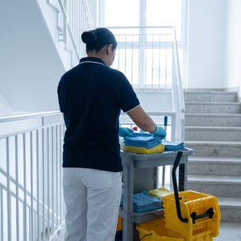 Reinigungswagen im Treppenhaus bei der Treppenhausreinigung in Düsseldorf
