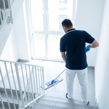 Treppenstufen-Reinigung bei der Treppenhausreinigung in Düsseldorf