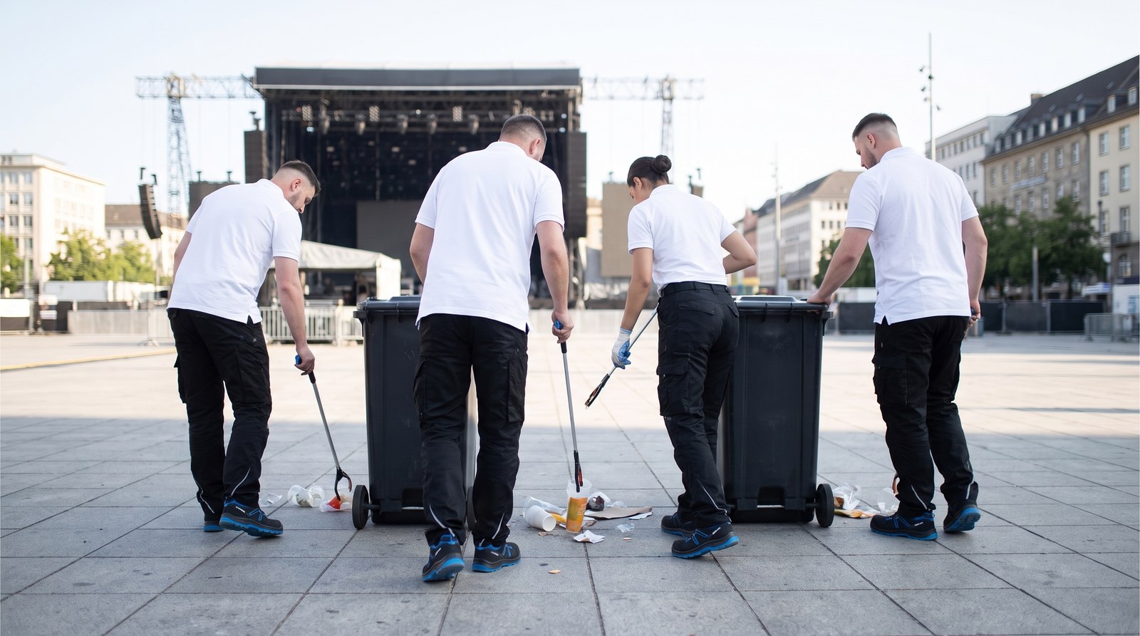Eventreinigung Düsseldorf: FERMA-Team räumt die Außenflächen nach einer Open-Air-Veranstaltung
