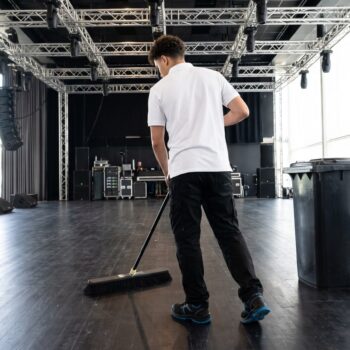 Eventreinigung Düsseldorf: FERMA kehrt die leere Bühne nach dem Konzert