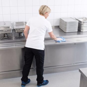 Eventreinigung Düsseldorf: FERMA reinigt die Edelstahlflächen im Cateringbereich einer Eventlocation