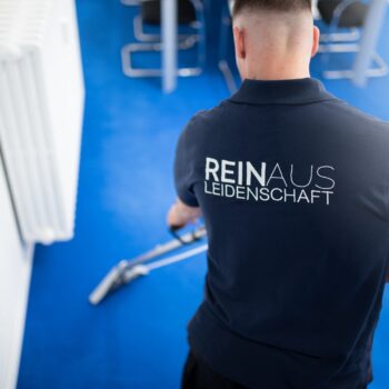 FERMA Fachkraft bei der Teppichreinigung in Düsseldorf im Detail