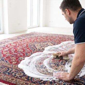 Handwäsche eines Orientteppichs bei der Teppichreinigung in Düsseldorf
