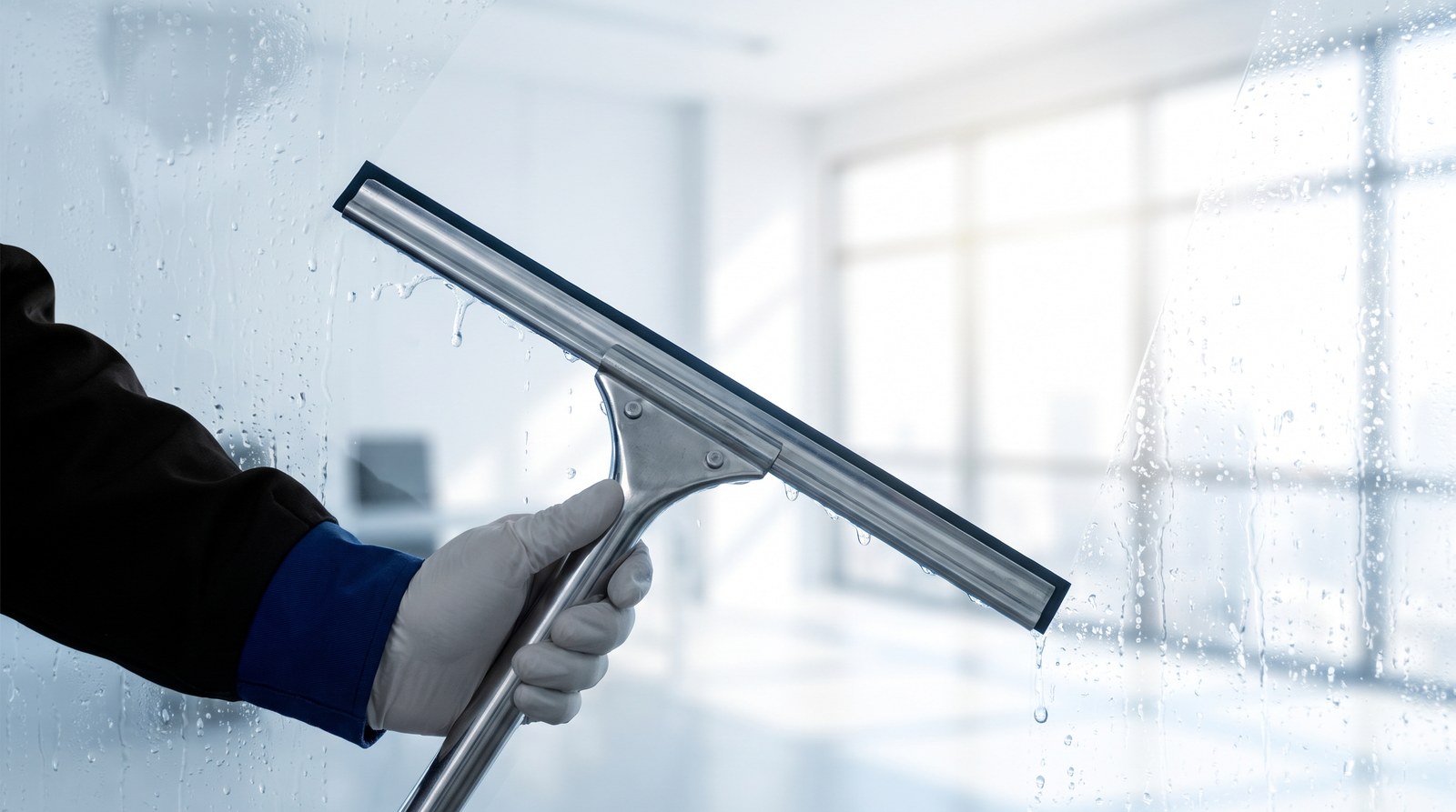 Wie oft Fenster putzen mit dem Abzieher
