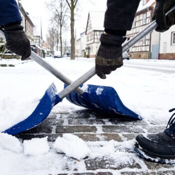 Schnee räumen beim Winterdienst in Düsseldorf