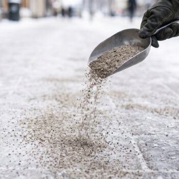Streugut gegen Glatteis streuen beim Winterdienst in Düsseldorf